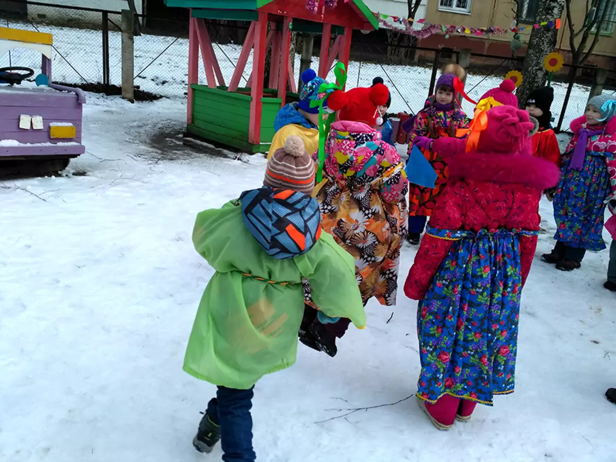 Games voor kinderen op maslenitsa: kinder wedstrijden binnen, carnaval taken op de straat, spelprogramma en folk plezier 18223_27