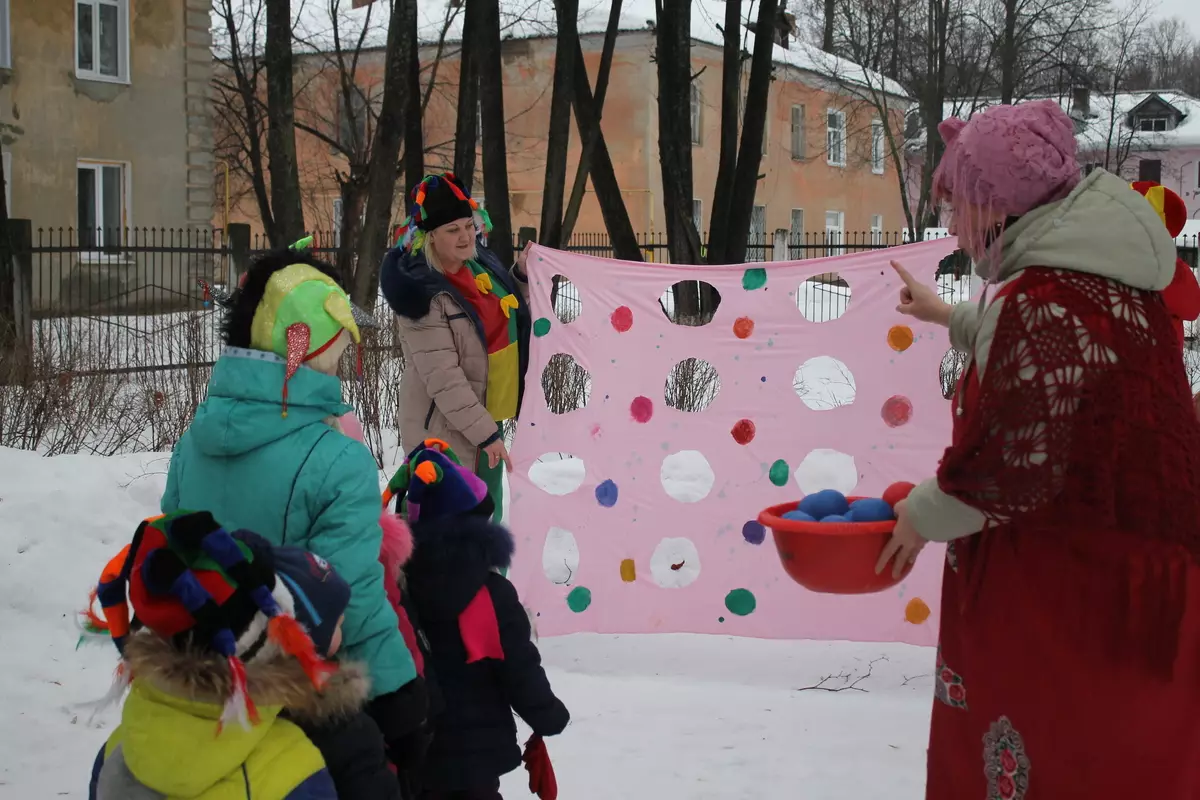 Games voor kinderen op maslenitsa: kinder wedstrijden binnen, carnaval taken op de straat, spelprogramma en folk plezier 18223_3
