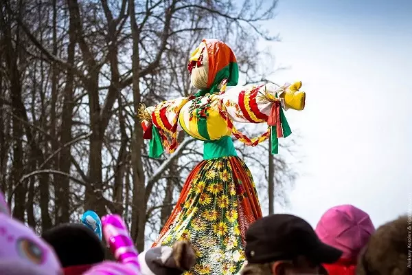 Maslenitsa: Ποιος αριθμός αρχίζει την πρώτη μέρα του καρναβαλιού; Ποια είναι η καρναβαλική εβδομάδα; Πώς γιορτάζεται; Ιστορία και καλώδια, χαρακτηριστικά γιορτή 18228_3