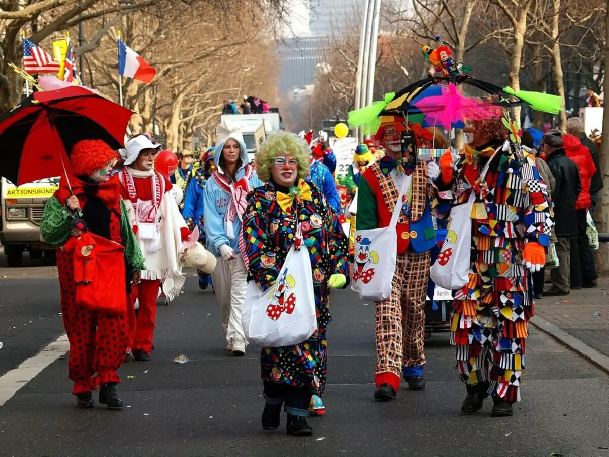 Maslenitsa: Mikä numero alkaa karnevaalin ensimmäisenä päivänä? Mikä on karnevaaliviikko? Miten se juhlitaan? Historia ja johdot, ominaisuudet juhla 18228_46