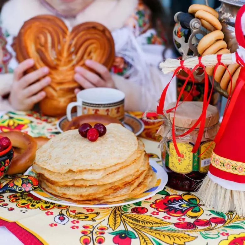 Maslenitsa: Ποιος αριθμός αρχίζει την πρώτη μέρα του καρναβαλιού; Ποια είναι η καρναβαλική εβδομάδα; Πώς γιορτάζεται; Ιστορία και καλώδια, χαρακτηριστικά γιορτή 18228_7