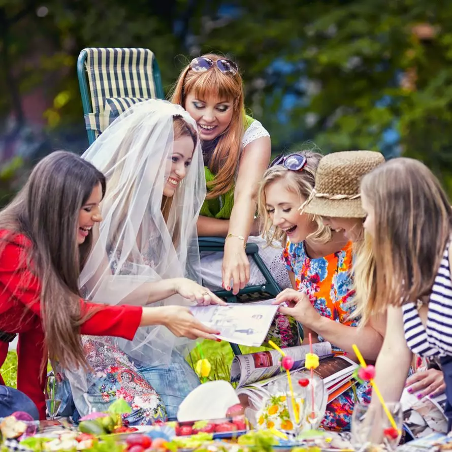 Konkursy na Bachelorette Party: Gry dla panny młodej i fajnych zadań dla przyjaciół, konkursów w domu i w kawiarni, wesoły konkurencyjny program dla dziewczyn 18243_9