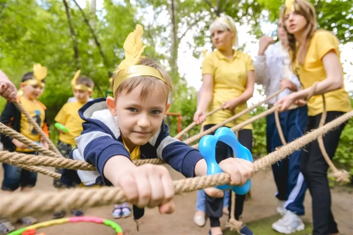 Quests na ulici za djecu: zadatke u potrazi u gradu i skriptu u prirodi, zagonetke gradske igre, ideje zimskih i ljetnih zadataka. Kako provesti sportsku potragu? 18257_29