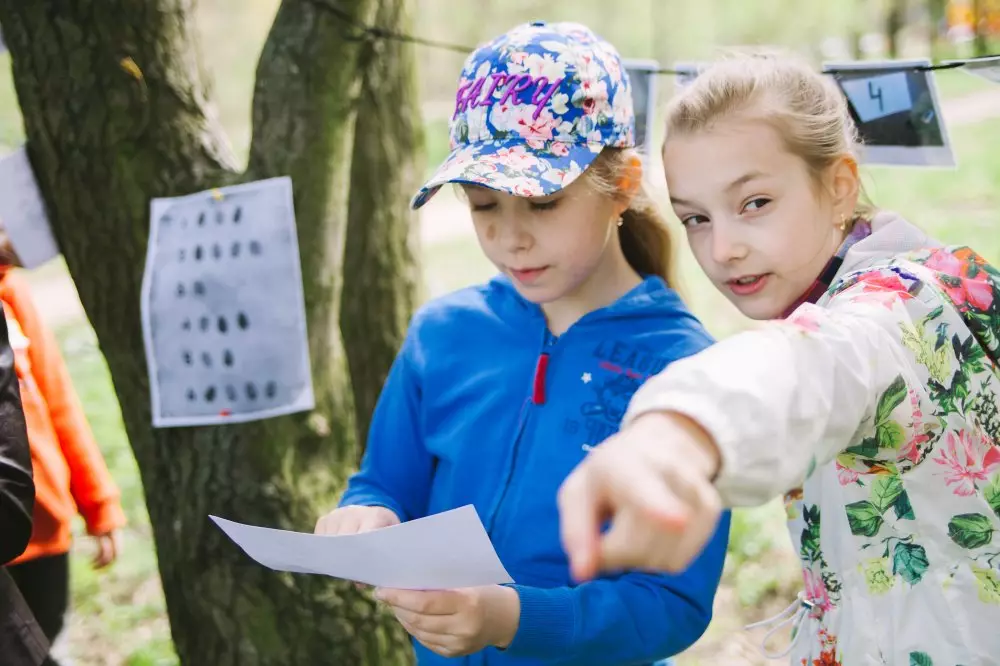 Quests na ulici za djecu: zadatke u potrazi u gradu i skriptu u prirodi, zagonetke gradske igre, ideje zimskih i ljetnih zadataka. Kako provesti sportsku potragu? 18257_3