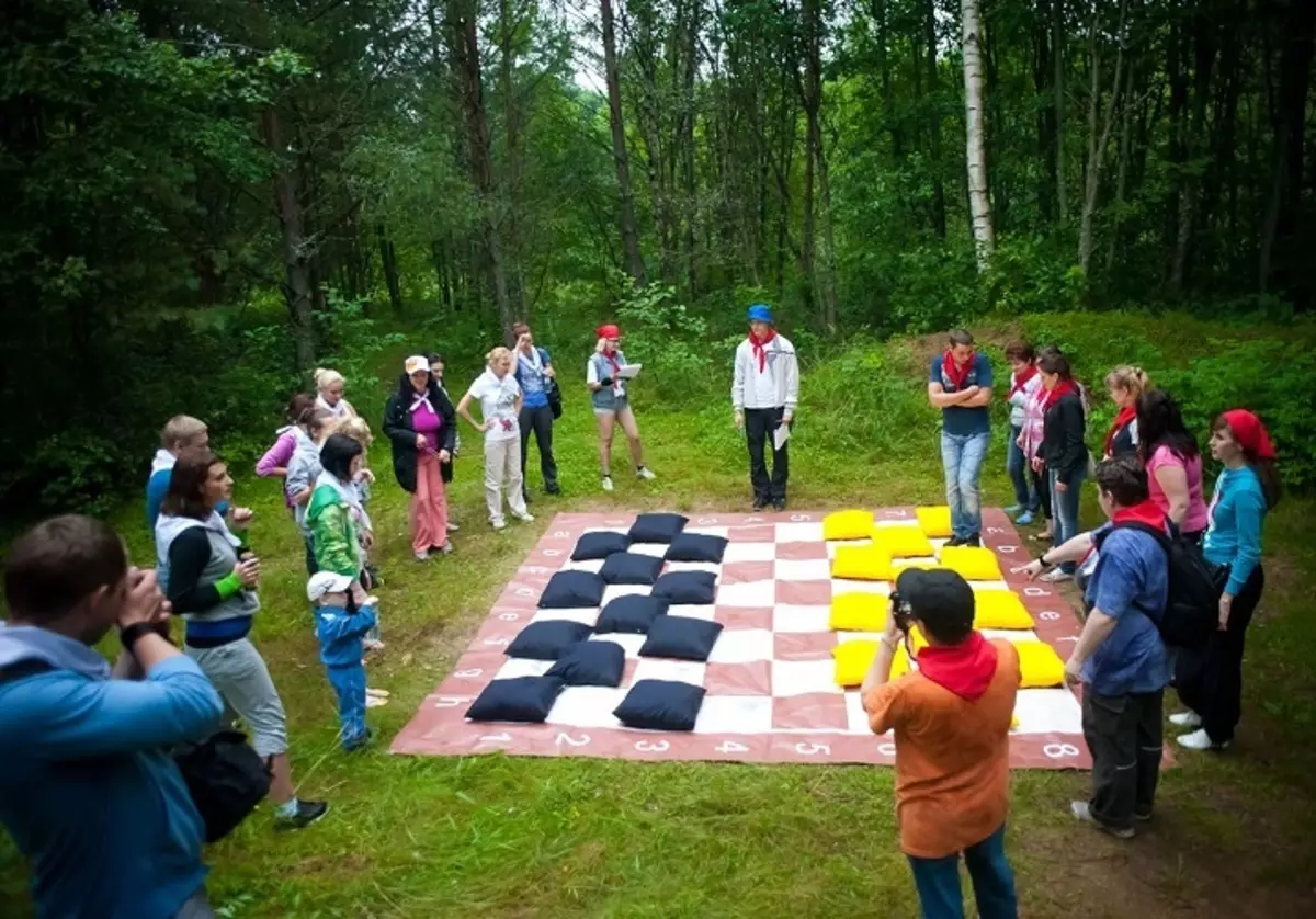 Quests på gaden for børn: Quests of the Quest i byen og scriptet i naturen, gårdene i byens spil, vinterens og sommerens ideer. Hvordan tilbringe en sportssøgning? 18257_30