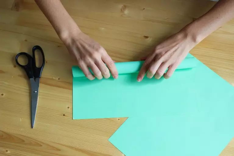 Enchimento de papel para presentes: Como fazer um chips com suas próprias mãos? Como escolher papel em uma caixa? 18280_26