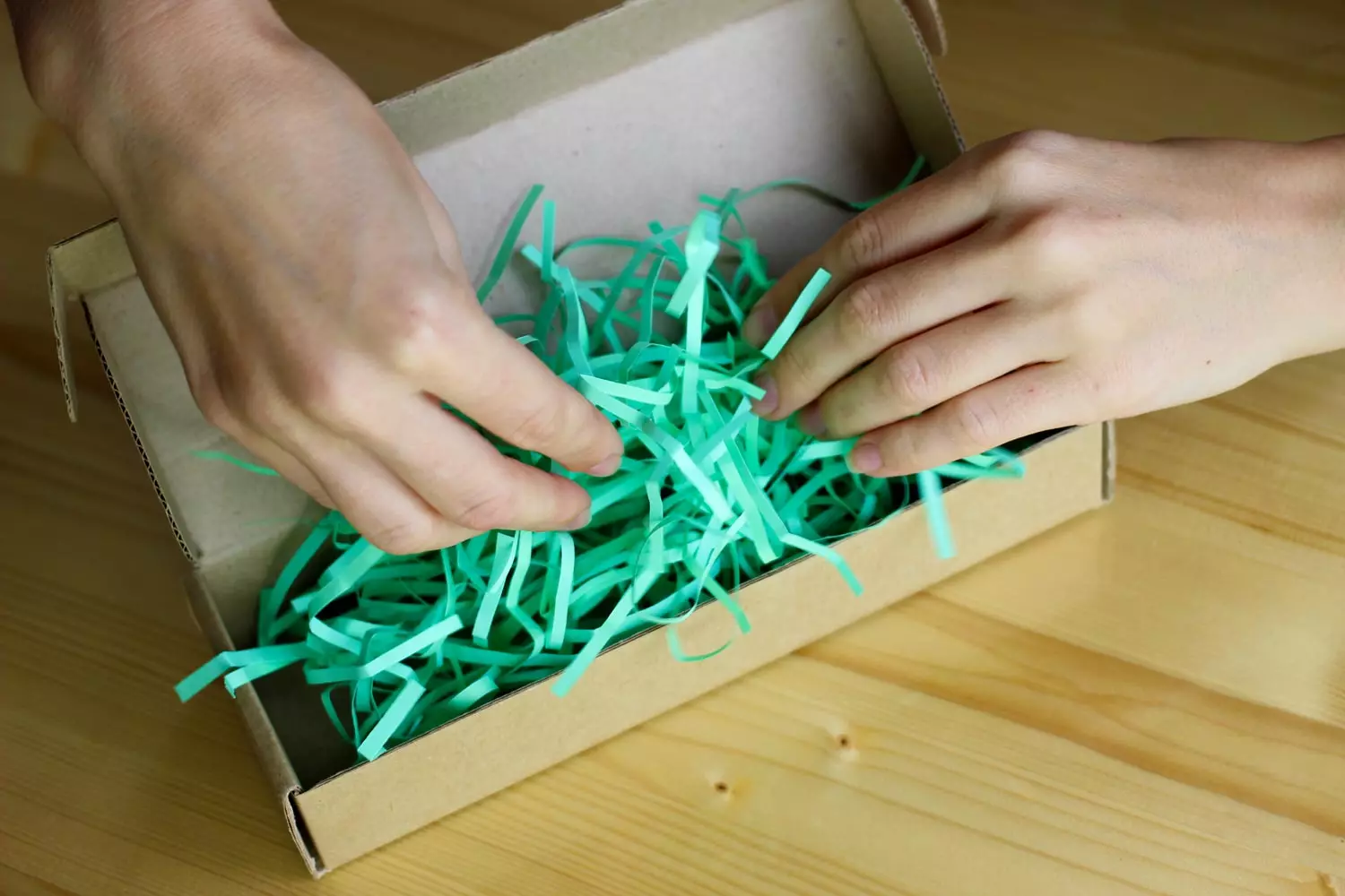Filler cho một hộp với một món quà: Làm thế nào để tạo ra một chip cho một bao bì quà tặng với bàn tay của chính họ? Những gì có thể được lấp đầy, ngoại trừ tinel, rơm giấy và cỏ khô? 18283_19
