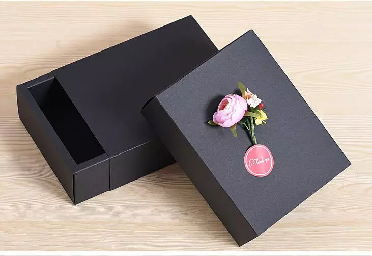 Diseño de regalos (29 fotos): ¿Qué tan hermosa y originalmente dibuja una caja con tus propias manos y elige decoraciones adecuadas? 18284_15