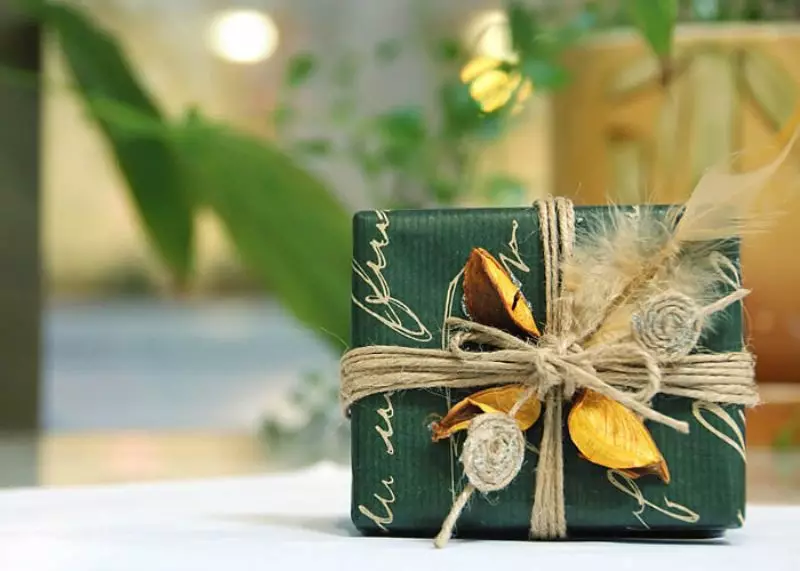 Dizajn darčekov (29 fotografií): Ako krásne a pôvodne nakreslite krabicu s vlastnými rukami a vyberte vhodné dekorácie? 18284_22