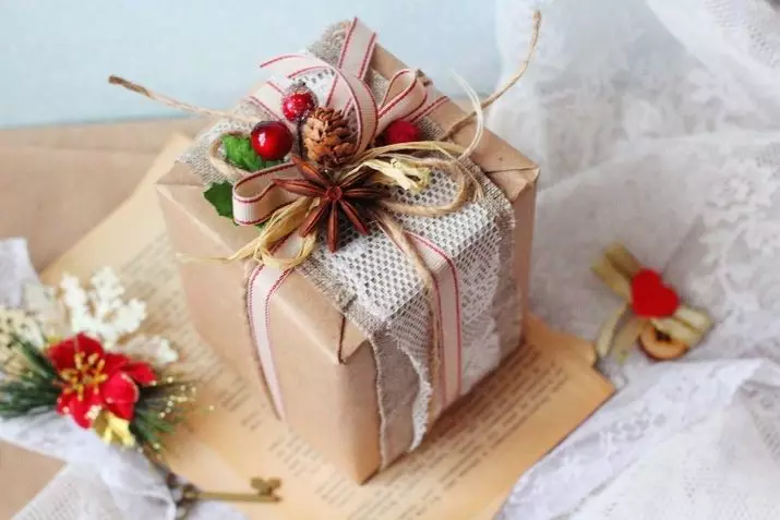 Diseño de regalos (29 fotos): ¿Qué tan hermosa y originalmente dibuja una caja con tus propias manos y elige decoraciones adecuadas? 18284_6