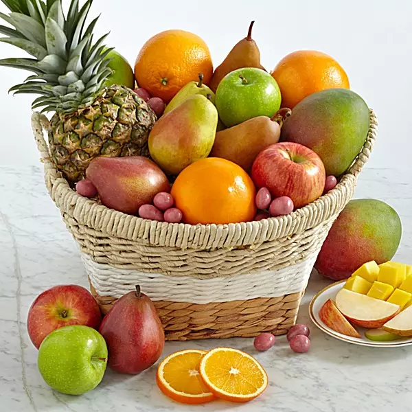 Brudno košarico kot darilo (43 fotografije): Kaj je eksotično sadje bolje, da se v kompletu? Kako lepo je pakirati sadje z lastnimi rokami? 18285_11
