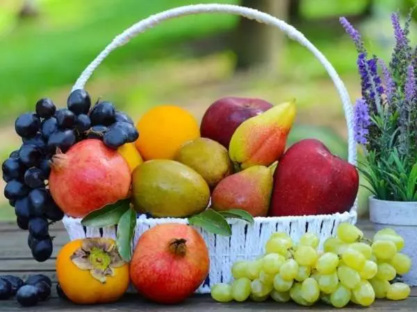 Brudno košarico kot darilo (43 fotografije): Kaj je eksotično sadje bolje, da se v kompletu? Kako lepo je pakirati sadje z lastnimi rokami? 18285_16