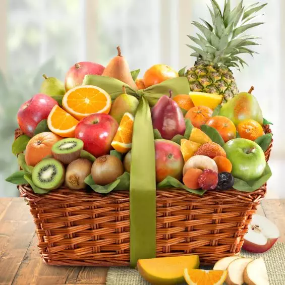 Brudno košarico kot darilo (43 fotografije): Kaj je eksotično sadje bolje, da se v kompletu? Kako lepo je pakirati sadje z lastnimi rokami? 18285_17