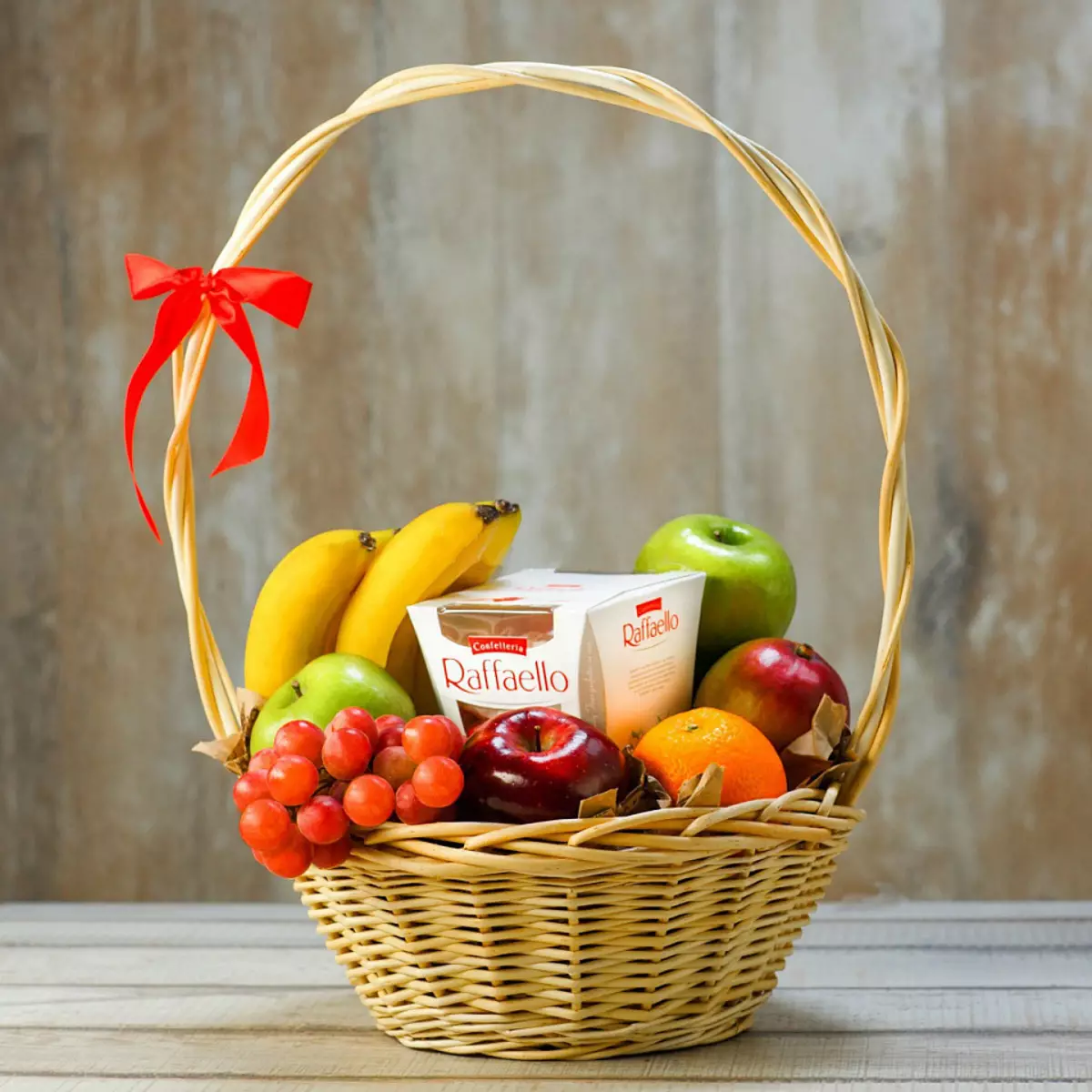 Brudno košarico kot darilo (43 fotografije): Kaj je eksotično sadje bolje, da se v kompletu? Kako lepo je pakirati sadje z lastnimi rokami? 18285_2