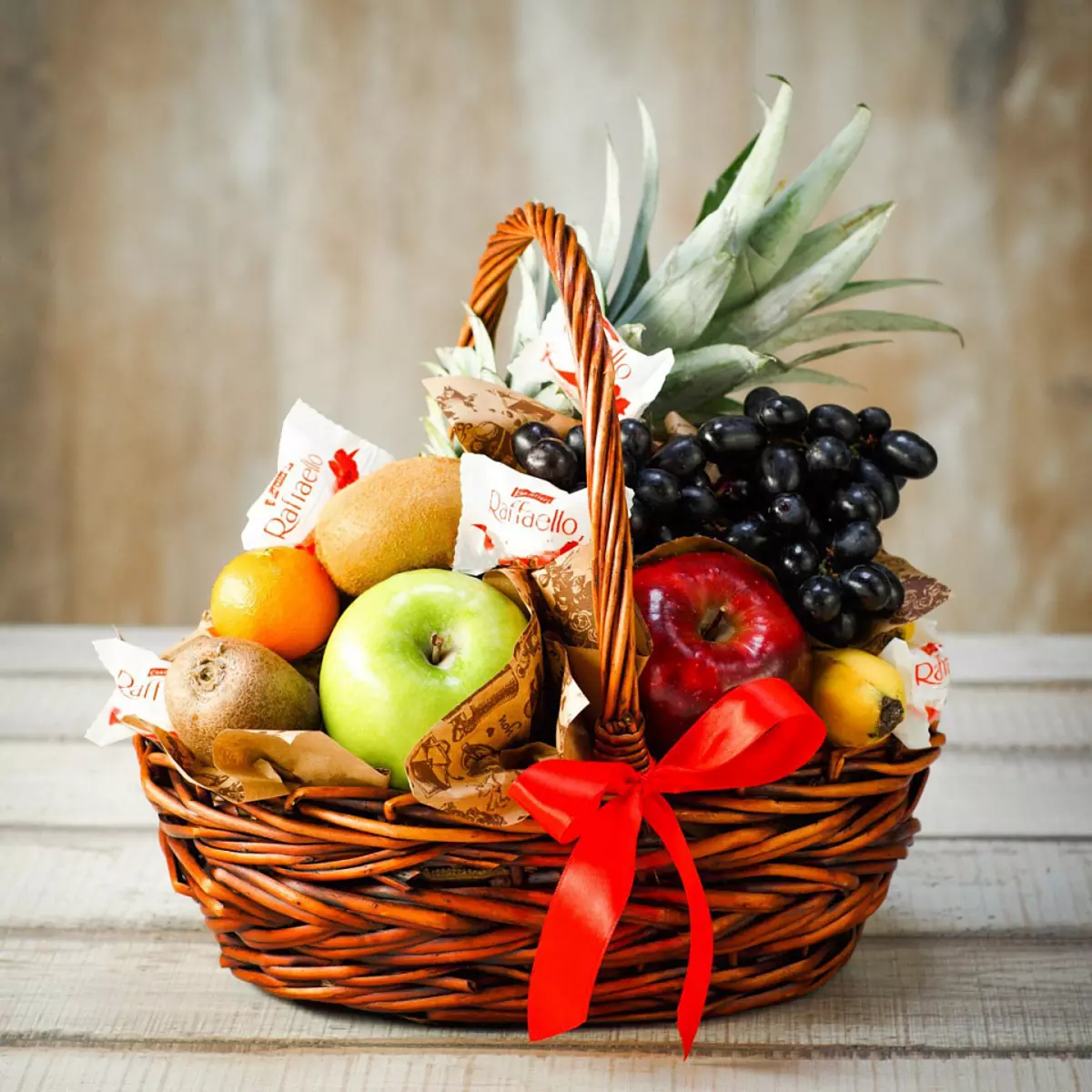 Brudno košarico kot darilo (43 fotografije): Kaj je eksotično sadje bolje, da se v kompletu? Kako lepo je pakirati sadje z lastnimi rokami? 18285_3