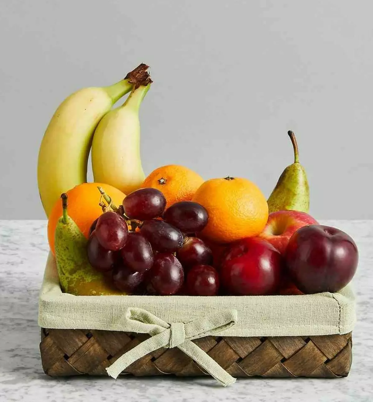 Brudno košarico kot darilo (43 fotografije): Kaj je eksotično sadje bolje, da se v kompletu? Kako lepo je pakirati sadje z lastnimi rokami? 18285_30