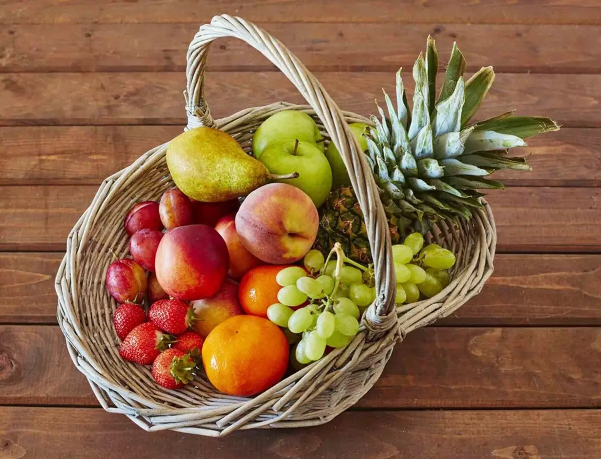 Brudno košarico kot darilo (43 fotografije): Kaj je eksotično sadje bolje, da se v kompletu? Kako lepo je pakirati sadje z lastnimi rokami? 18285_31
