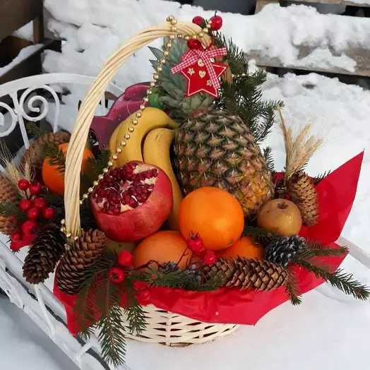 Brudno košarico kot darilo (43 fotografije): Kaj je eksotično sadje bolje, da se v kompletu? Kako lepo je pakirati sadje z lastnimi rokami? 18285_37