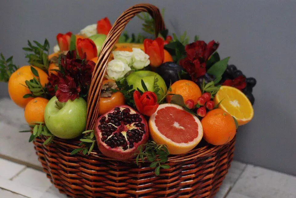 Brudno košarico kot darilo (43 fotografije): Kaj je eksotično sadje bolje, da se v kompletu? Kako lepo je pakirati sadje z lastnimi rokami? 18285_7