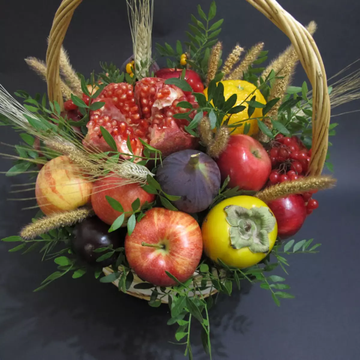 Obstkorb als Geschenk (43 Fotos): Welche exotischen Früchte sind besser in ein Set? Wie schön, um Obst mit deinen eigenen Händen zu packen? 18285_8