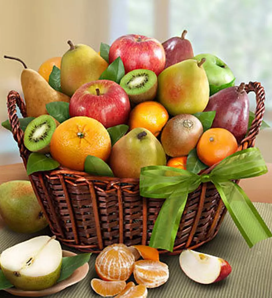 Brudno košarico kot darilo (43 fotografije): Kaj je eksotično sadje bolje, da se v kompletu? Kako lepo je pakirati sadje z lastnimi rokami? 18285_9