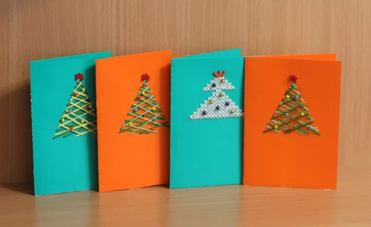 Nieuwjaarskaarten met hun eigen handen (57 foto's): ideeën Hoe prachtige ansichtkaarten te maken voor het nieuwe jaar. Eenvoudige en bulkopties voor mama, papa en grootmoeder 18286_12