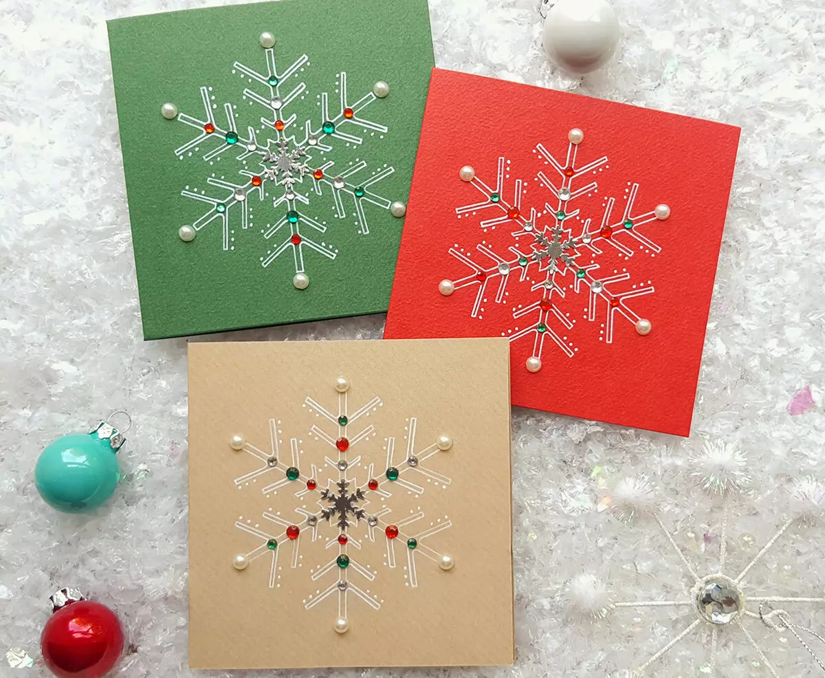 Újévi kártyák saját kezével (57 fotók): ötletek Hogyan készítsünk gyönyörű képeslapokat az új évre. Egyszerű és ömlesztett lehetőség az anya, apa és nagymama számára 18286_3