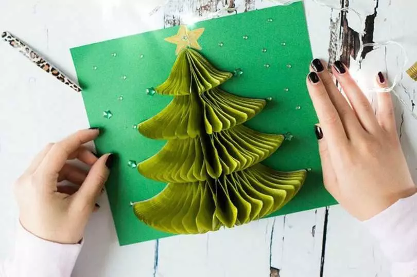 Novogodišnje kartice s vlastitim rukama (57 fotografija): Ideje kako napraviti lijepe razglednice za Novu godinu. Jednostavne i skupne mogućnosti za mamu, tatu i baku 18286_45