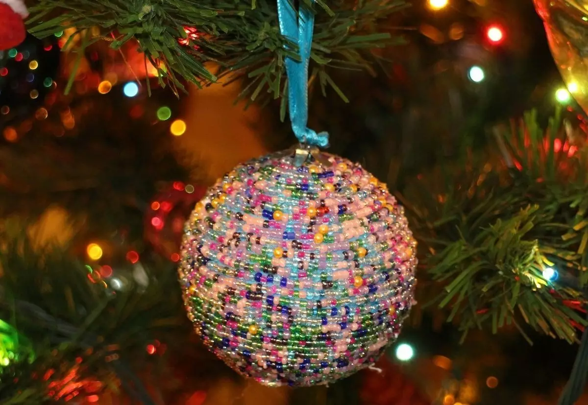 اسباب بازی های سال نو آن را خودتان انجام دهید (64 عکس): نحوه ساخت دکوراسیون در درخت کریسمس برای سال جدید؟ چگونه آنها را از لامپ های نور و پشم در خانه بسازیم؟ سایر کلاس های کارشناسی ارشد 18287_10