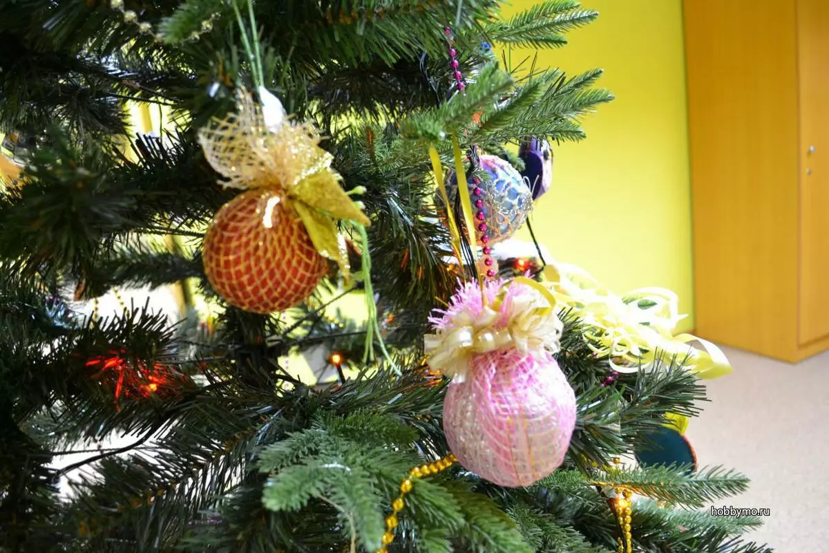 اسباب بازی های سال نو آن را خودتان انجام دهید (64 عکس): نحوه ساخت دکوراسیون در درخت کریسمس برای سال جدید؟ چگونه آنها را از لامپ های نور و پشم در خانه بسازیم؟ سایر کلاس های کارشناسی ارشد 18287_11