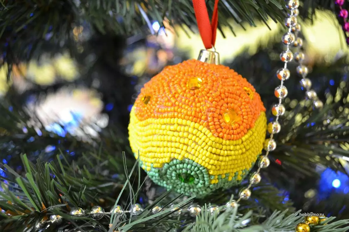 اسباب بازی های سال نو آن را خودتان انجام دهید (64 عکس): نحوه ساخت دکوراسیون در درخت کریسمس برای سال جدید؟ چگونه آنها را از لامپ های نور و پشم در خانه بسازیم؟ سایر کلاس های کارشناسی ارشد 18287_12