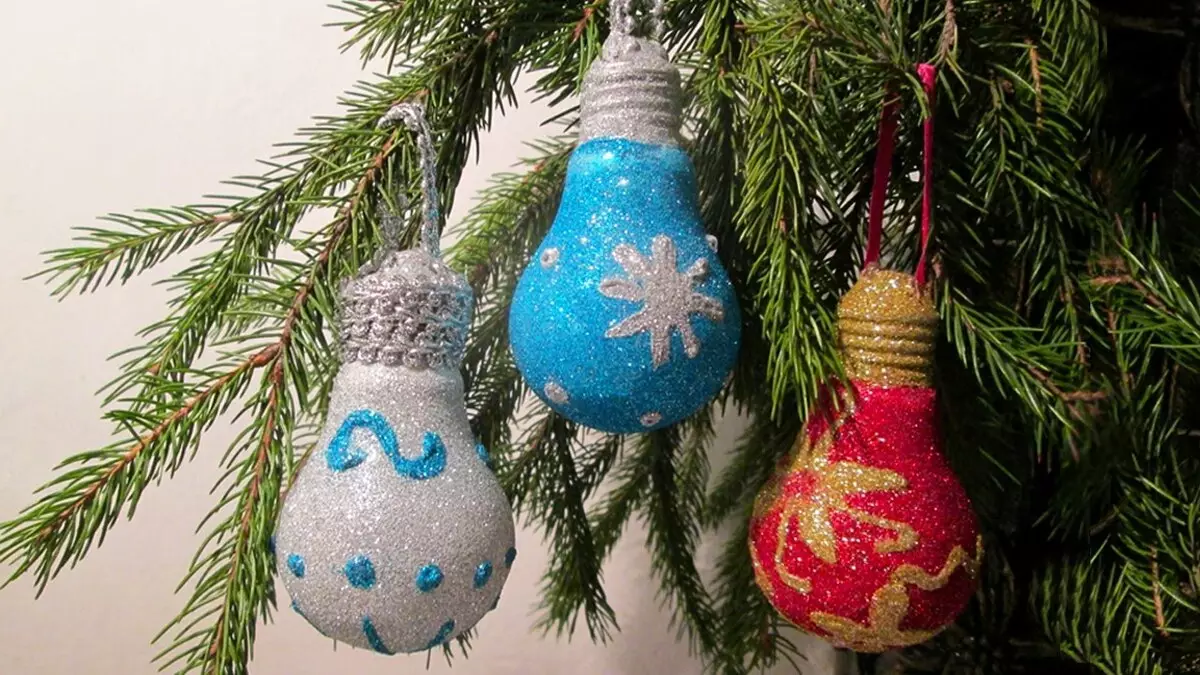 Nieuwjaarsspeelgoed doe het zelf (64 foto's): hoe decoraties op de kerstboom voor het nieuwe jaar te maken? Hoe maak je ze thuis van gloeilampen en wol? Andere masterclasses 18287_13