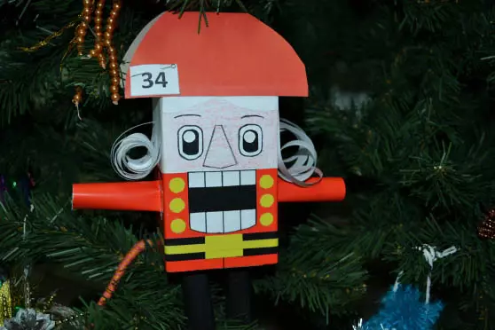 Novoletne igrače to storijo sami (64 fotografij): Kako narediti okraske na božičnem drevesu za novo leto? Kako jih narediti od žarnic in volne doma? Drugi mojstrski razredi 18287_15