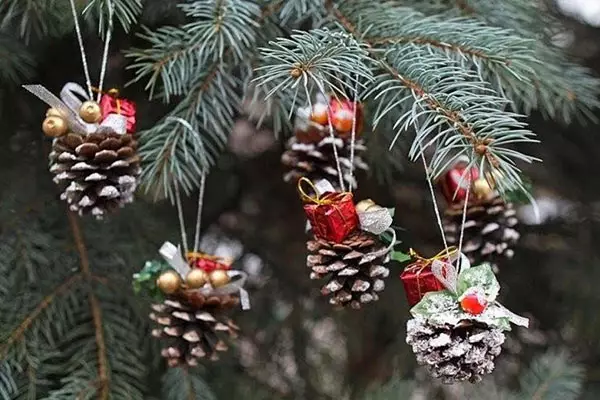 اسباب بازی های سال نو آن را خودتان انجام دهید (64 عکس): نحوه ساخت دکوراسیون در درخت کریسمس برای سال جدید؟ چگونه آنها را از لامپ های نور و پشم در خانه بسازیم؟ سایر کلاس های کارشناسی ارشد 18287_16