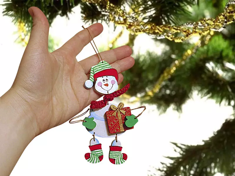اسباب بازی های سال نو آن را خودتان انجام دهید (64 عکس): نحوه ساخت دکوراسیون در درخت کریسمس برای سال جدید؟ چگونه آنها را از لامپ های نور و پشم در خانه بسازیم؟ سایر کلاس های کارشناسی ارشد 18287_21