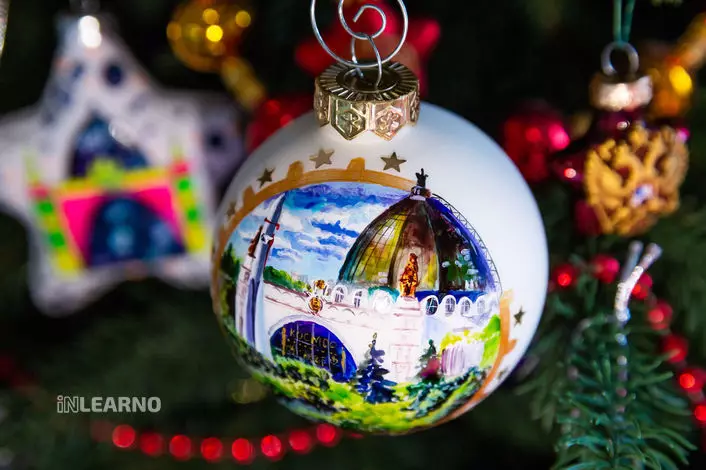 Nieuwjaarsspeelgoed doe het zelf (64 foto's): hoe decoraties op de kerstboom voor het nieuwe jaar te maken? Hoe maak je ze thuis van gloeilampen en wol? Andere masterclasses 18287_22
