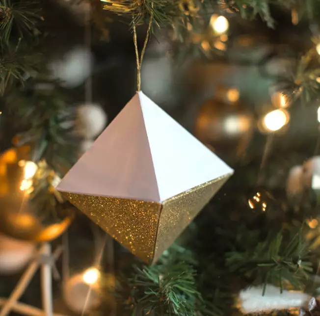 اسباب بازی های سال نو آن را خودتان انجام دهید (64 عکس): نحوه ساخت دکوراسیون در درخت کریسمس برای سال جدید؟ چگونه آنها را از لامپ های نور و پشم در خانه بسازیم؟ سایر کلاس های کارشناسی ارشد 18287_4