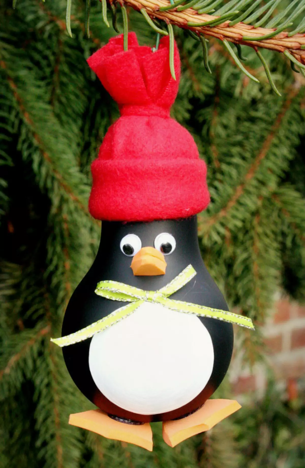 Nieuwjaarsspeelgoed doe het zelf (64 foto's): hoe decoraties op de kerstboom voor het nieuwe jaar te maken? Hoe maak je ze thuis van gloeilampen en wol? Andere masterclasses 18287_48