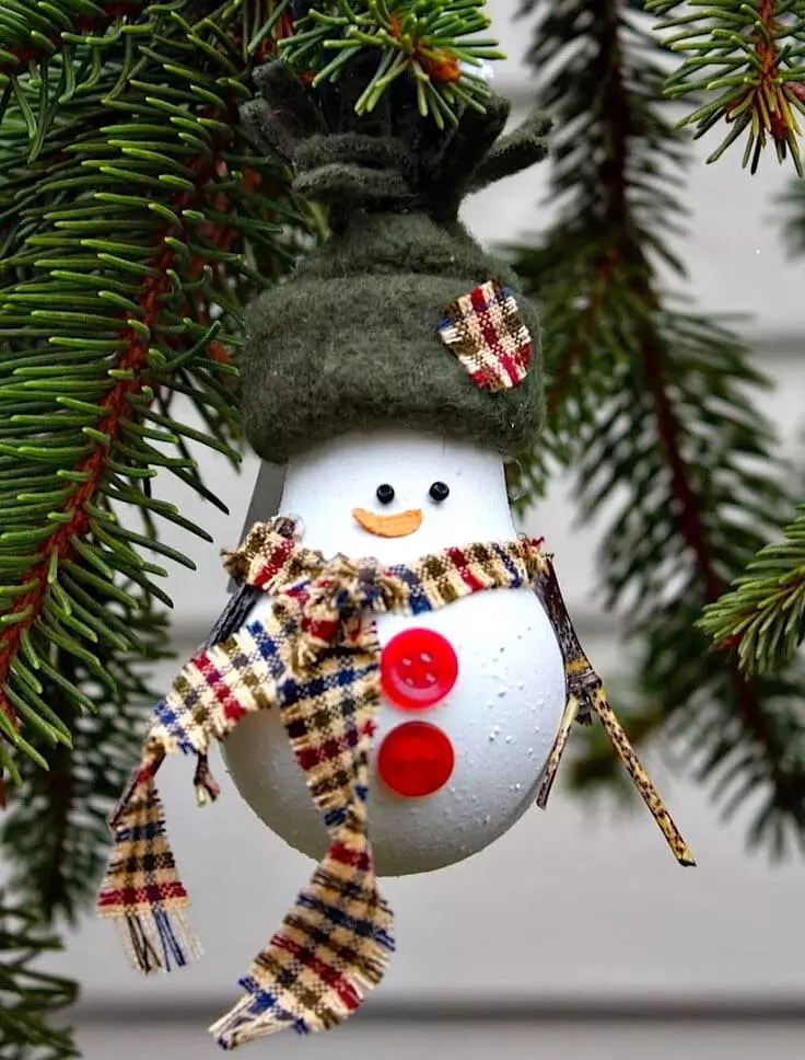 اسباب بازی های سال نو آن را خودتان انجام دهید (64 عکس): نحوه ساخت دکوراسیون در درخت کریسمس برای سال جدید؟ چگونه آنها را از لامپ های نور و پشم در خانه بسازیم؟ سایر کلاس های کارشناسی ارشد 18287_49