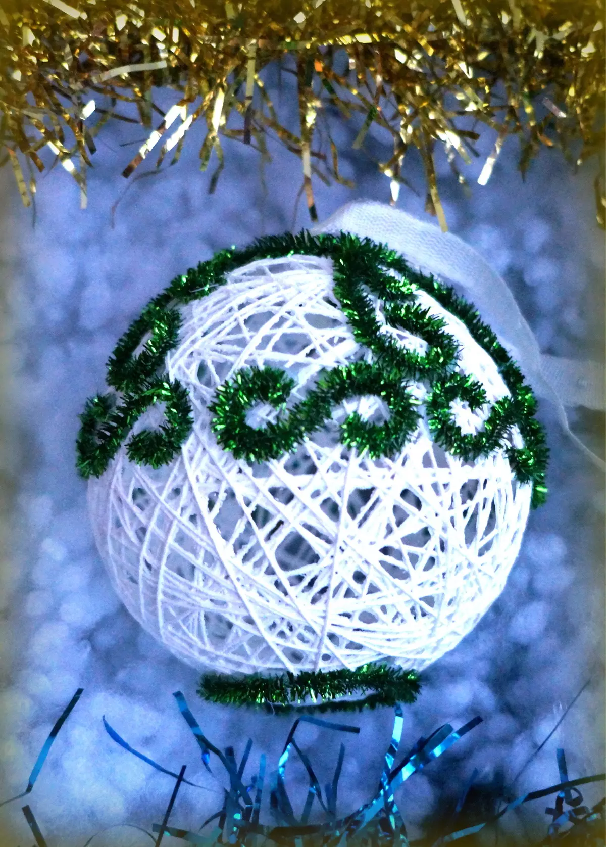 اسباب بازی های سال نو آن را خودتان انجام دهید (64 عکس): نحوه ساخت دکوراسیون در درخت کریسمس برای سال جدید؟ چگونه آنها را از لامپ های نور و پشم در خانه بسازیم؟ سایر کلاس های کارشناسی ارشد 18287_53