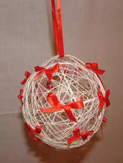 اسباب بازی های سال نو آن را خودتان انجام دهید (64 عکس): نحوه ساخت دکوراسیون در درخت کریسمس برای سال جدید؟ چگونه آنها را از لامپ های نور و پشم در خانه بسازیم؟ سایر کلاس های کارشناسی ارشد 18287_54