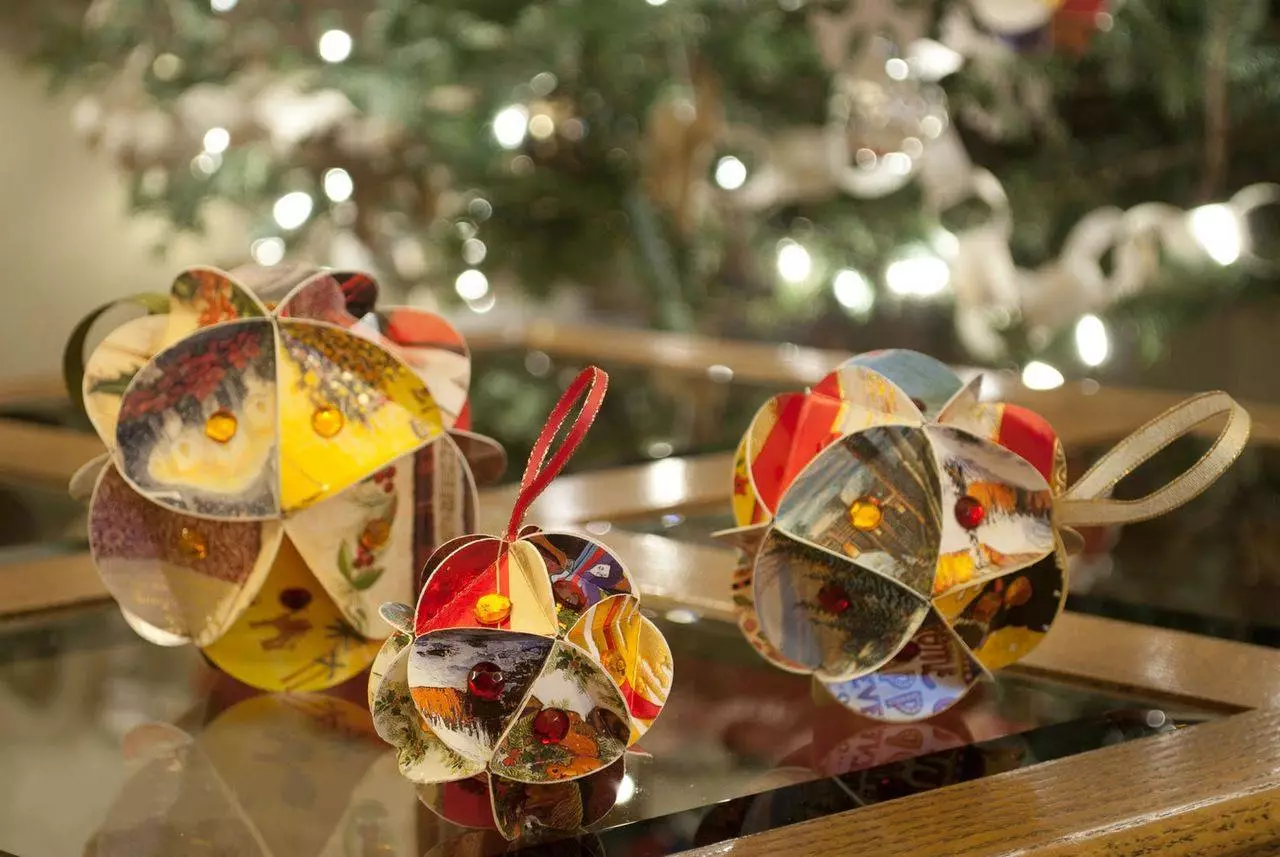 Nieuwjaarsspeelgoed doe het zelf (64 foto's): hoe decoraties op de kerstboom voor het nieuwe jaar te maken? Hoe maak je ze thuis van gloeilampen en wol? Andere masterclasses 18287_63
