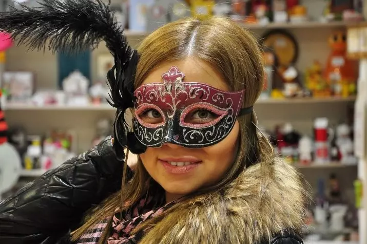 Újévi maszkok: Hogyan készítsünk egy karneváli maszkot az új évre a saját kezével a papírt a gyermekek számára? Fiúk és lányok modelljei, felnőtt maszkok 18288_2