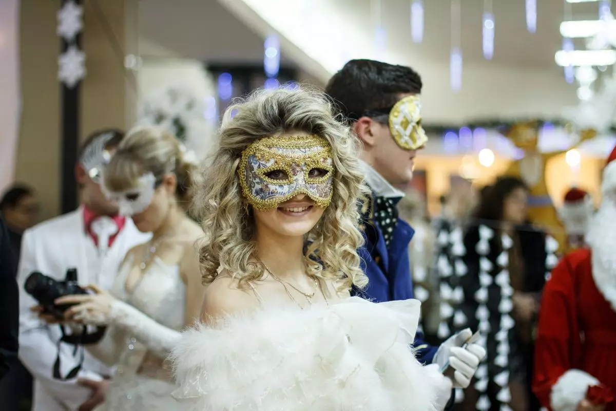 نیا سال کا ماسک: نئے سال کے لئے ایک کارنیول ماسک بنانے کے لئے کس طرح بچوں کے لئے کاغذ سے اپنے ہاتھوں کے ساتھ؟ لڑکوں اور لڑکیوں کے لئے ماڈل، بالغ ماسک 18288_3