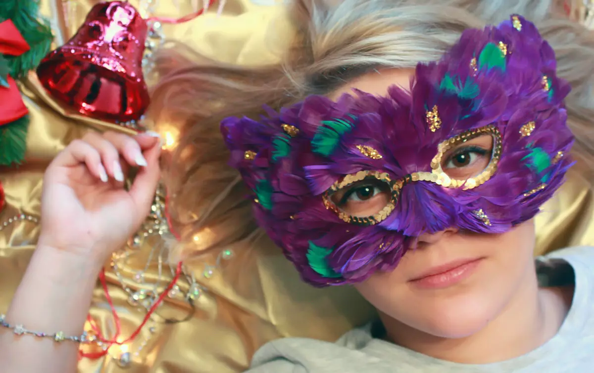 Новогодишни маски: Како да направите карневалска маска за новата година со свои раце од хартија за деца? Модели за момчиња и девојки, возрасни маски 18288_4