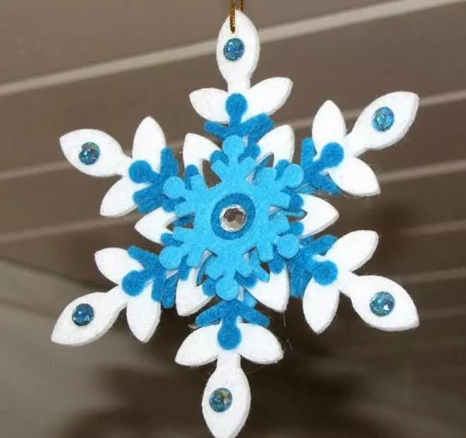 როგორ გააკეთოს snowflake? როგორ, რათა ახალი წელი ფიფქები საკუთარი ხელით ეხლა ქაფი, ეხლა პლასტილინი, საწყისი ხელსახოცების და სხვა მასალების? 18289_11