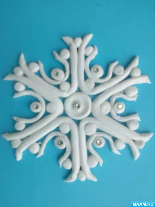 Kuidas teha lumehelves? Kuidas teha uusi aasta lumehelbed oma käega vahtu, plastiliinist, salvrätikud ja muud materjalid? 18289_12
