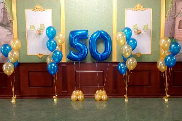 Како да ја красат салата со свои раце на годишнината од 50 години? 41 Слики: Најдобри идеи за украсување на годишнина од жена и човек, примери на регистрација 18295_23
