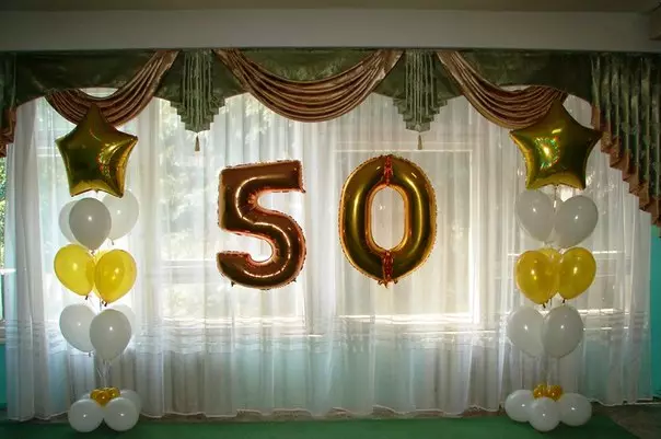 Како да ја красат салата со свои раце на годишнината од 50 години? 41 Слики: Најдобри идеи за украсување на годишнина од жена и човек, примери на регистрација 18295_31