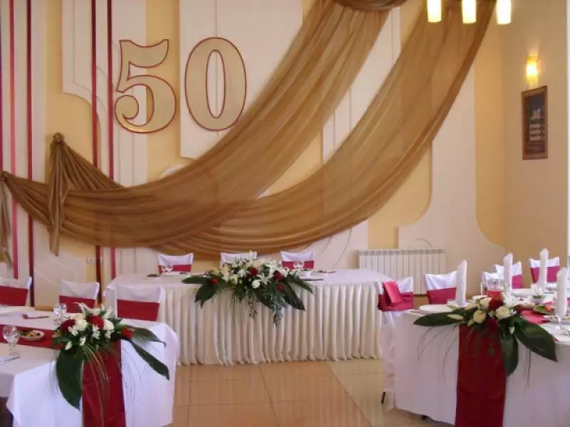 Com decorar la sala amb les mans en l'aniversari dels 50 anys? 41 fotos: la millor habitació idees de decoració per a l'aniversari de dones i homes exemples de disseny 18295_40
